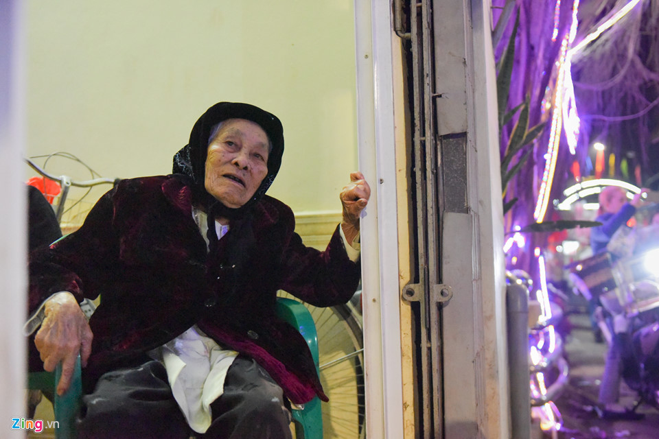 Ông lợn ngày ăn hoa quả, đêm ngủ mắc màn ở hội rước La Phù